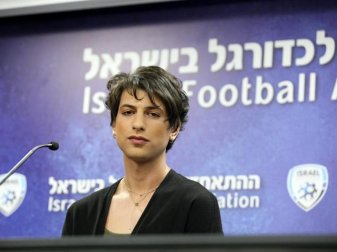 Die israelische Fußball-Schiedsrichterin Sapir Berman spricht während einer Pressekonferenz. Foto: -/Israel Football Association (IFA)/dpa