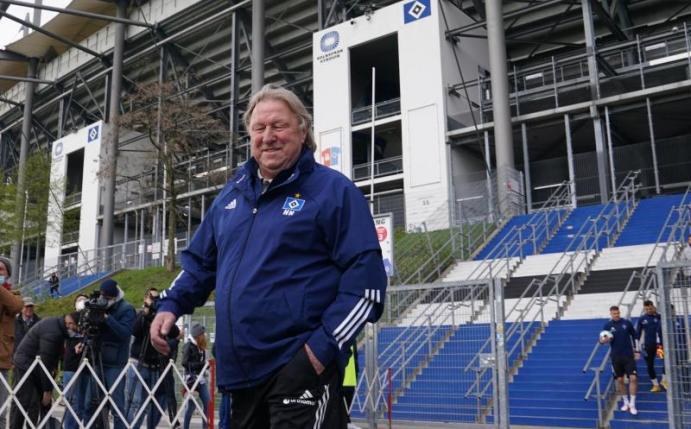 Gut gelaunt geht neue Trainer des Hamburger SV zum Trainingsgelände: Horst Hrubesch übernimmt die Mannschaft bis zum Saisonende. Foto: Marcus Brandt/dpa