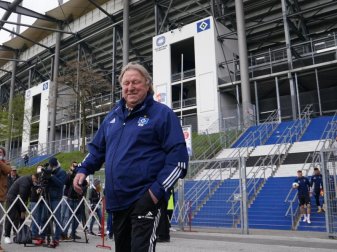 Gut gelaunt geht neue Trainer des Hamburger SV zum Trainingsgelände: Horst Hrubesch übernimmt die Mannschaft bis zum Saisonende. Foto: Marcus Brandt/dpa Gut gelaunt geht neue Trainer des Hamburger SV zum Trainingsgelände: Horst Hrubesch übernimmt die Mannschaft bis zum Saisonende. Foto: Marcus Brandt/dpa