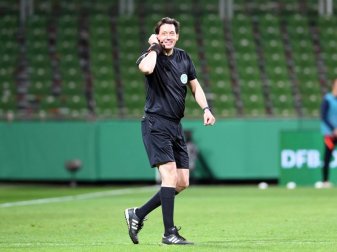 Muss nach dieser Saison seine Karriere als Bundesliga-Schiedsrichter beenden: Manuel Gräfe. Foto: Carmen Jaspersen/dpa Muss nach dieser Saison seine Karriere als Bundesliga-Schiedsrichter beenden: Manuel Gräfe. Foto: Carmen Jaspersen/dpa
