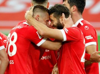 Der Düsseldorfer Torschütze zum 2:1, Brandon Borello (r), jubelt mit Rouwen Hennings. Foto: Roland Weihrauch/dpa Der Düsseldorfer Torschütze zum 2:1, Brandon Borello (r), jubelt mit Rouwen Hennings. Foto: Roland Weihrauch/dpa