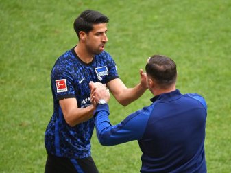 Sami Khedira (l) und Hertha-Trainer Pal Dardai freuen sich über den verdienten Punktgewinn. Foto: Torsten Silz/dpa Sami Khedira (l) und Hertha-Trainer Pal Dardai freuen sich über den verdienten Punktgewinn. Foto: Torsten Silz/dpa