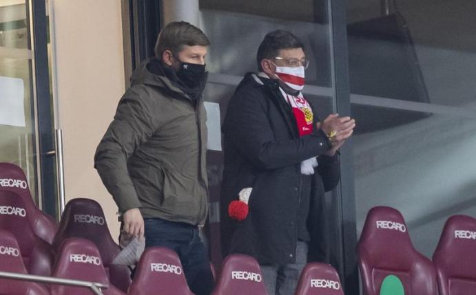 Vorstandschef Thomas Hitzlsperger (l) zusammen mit VfB-Präsident Claus Vogt auf der Stadiontribüne in Stuttgart. Foto: Tom Weller/dpa