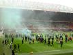 Fans drangen in das Stadion Old Trafford ein