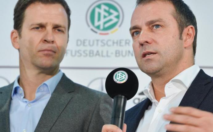 Kennen und schätzen sich: DFB-Direktor Oliver Bierhoff und Trainer Hansi Flick. Foto: picture alliance / Arne Dedert/dpa