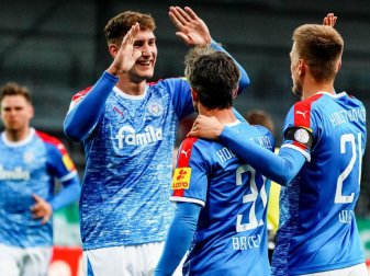 Die Kieler Phils Neumann (l-r), Fin Bartels und Hauke Wahl feiern den Treffer zum 1:0 gegen Sandhausen. Foto: Axel Heimken/dpa Die Kieler Phils Neumann (l-r), Fin Bartels und Hauke Wahl feiern den Treffer zum 1:0 gegen Sandhausen. Foto: Axel Heimken/dpa