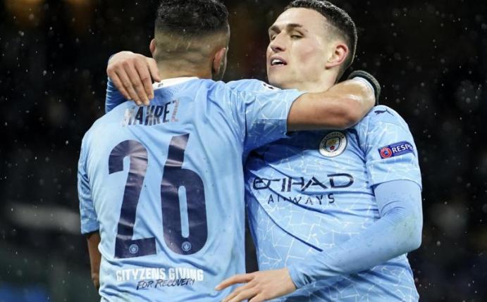 Riyad Mahrez(l) von Manchester City feiert mit seinem Teamkollegen Phil Foden. Foto: Dave Thompson/AP/dpa