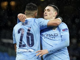 Riyad Mahrez(l) von Manchester City feiert mit seinem Teamkollegen Phil Foden. Foto: Dave Thompson/AP/dpa Riyad Mahrez(l) von Manchester City feiert mit seinem Teamkollegen Phil Foden. Foto: Dave Thompson/AP/dpa