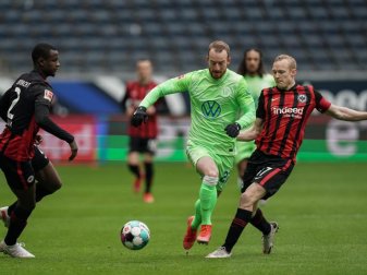 Der Wolfsburger Maximilian Arnold (M.) kritisiert die hohen Ablösesummen für Trainer. Foto: Thomas Frey/dpa