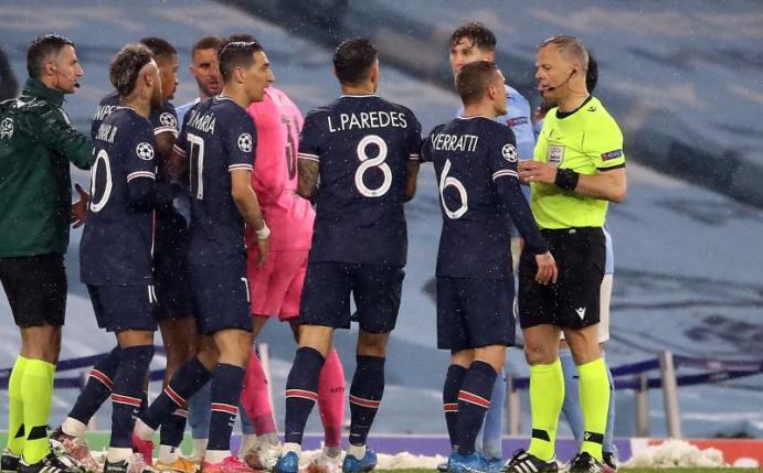 Stand nicht nur nach dem Platzverweis gegen Angel di Maria (11) beim PSG-Aus bei Manchester City im Fokus: Schiedsrichter Bjorn Kuipers (r). Foto: Martin Rickett/PA Wire/dpa
