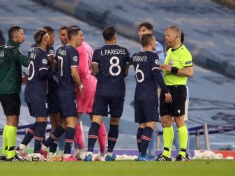 Stand nicht nur nach dem Platzverweis gegen Angel di Maria (11) beim PSG-Aus bei Manchester City im Fokus: Schiedsrichter Bjorn Kuipers (r). Foto: Martin Rickett/PA Wire/dpa Stand nicht nur nach dem Platzverweis gegen Angel di Maria (11) beim PSG-Aus bei Manchester City im Fokus: Schiedsrichter Bjorn Kuipers (r). Foto: Martin Rickett/PA Wire/dpa