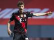 Thomas Müller erteilt auf dem Spielfeld Anweisungen an Mannschaftskameraden. Foto: Tom Weller/dpa