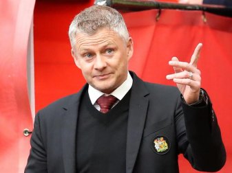 Ole Gunnar Solskjaer, Trainer von Manchester United, steht an der Seitenlinie und gibt seinen Spielern Anweisungen. Foto: Martin Rickett/PA Wire/dpa Ole Gunnar Solskjaer, Trainer von Manchester United, steht an der Seitenlinie und gibt seinen Spielern Anweisungen. Foto: Martin Rickett/PA Wire/dpa