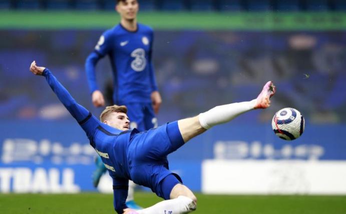 Chelseas Timo Werner in Aktion - im Hintergrund läuft Teamkamerad Kai Havertz mit. Foto: Ian Walton/Pool AP/dpa