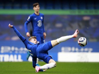 Chelseas Timo Werner in Aktion - im Hintergrund läuft Teamkamerad Kai Havertz mit. Foto: Ian Walton/Pool AP/dpa Chelseas Timo Werner in Aktion - im Hintergrund läuft Teamkamerad Kai Havertz mit. Foto: Ian Walton/Pool AP/dpa