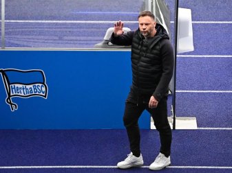 Herthas Trainer Pal Dardai winkt nach einem Spiel den Fotografen zu. Foto: Tobias Schwarz/AFP POOL/dpa Herthas Trainer Pal Dardai winkt nach einem Spiel den Fotografen zu. Foto: Tobias Schwarz/AFP POOL/dpa