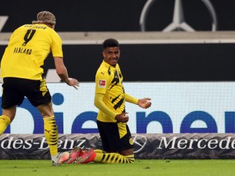Ansgar Knauff (r) möchte sich bei den BVB-Profis durchsetzen. Foto: Tom Weller/dpa