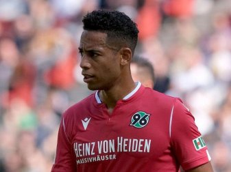 Dennis Aogo im Jahr 2019 im Trikot von Hannover 96. Foto: Peter Steffen/dpa/Archiv Dennis Aogo im Jahr 2019 im Trikot von Hannover 96. Foto: Peter Steffen/dpa/Archiv