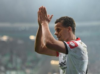 Chandler und Eintracht Frankfurt haben ihre Zusammenarbeit vorzeitig um drei Jahre bis zum 30. Juni 2025 verlängert. Foto: Arne Dedert/dpa Chandler und Eintracht Frankfurt haben ihre Zusammenarbeit vorzeitig um drei Jahre bis zum 30. Juni 2025 verlängert. Foto: Arne Dedert/dpa