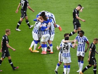 Herthas Spieler freuen sich nach dem Sieg. Foto: Annegret Hilse/Reuters-Pool/dpa Herthas Spieler freuen sich nach dem Sieg. Foto: Annegret Hilse/Reuters-Pool/dpa
