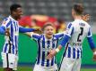 Herthas Javairo Dilrosun (l-r) und Mannschaftskamerad Santiago Ascacibar freuen sich mit Torschütze Peter Pekarik nach dessen Tor zum 2:0 gegen den SC Freiburg. Foto: Michael Sohn/AP Pool/dpa