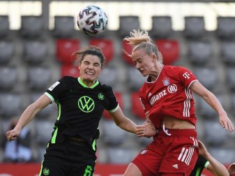 Lea Schüller (r) vom FC Bayern München im Kopfballduell mit der Wolfsburgerin Dominique Janssen. Foto: Angelika Warmuth/dpa Lea Schüller (r) vom FC Bayern München im Kopfballduell mit der Wolfsburgerin Dominique Janssen. Foto: Angelika Warmuth/dpa