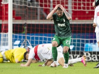 Augsburgs Marco Richter reagiert auf eine vergebene Chance. Foto: Tom Weller/dpa Augsburgs Marco Richter reagiert auf eine vergebene Chance. Foto: Tom Weller/dpa