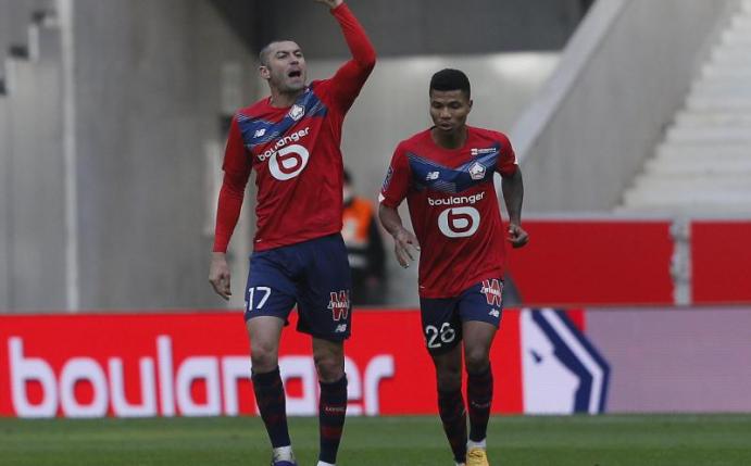 Lille-Stürmer Burak Yilmaz (l) traf in Lens doppelt. Foto: Michel Spingler/AP/dpa