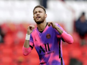 Neymar war 2017 für die Rekordablösesumme von 222 Millionen Euro vom FC Barcelona zu PSG gewechselt. Foto: Thibault Camus/AP/dpa Neymar war 2017 für die Rekordablösesumme von 222 Millionen Euro vom FC Barcelona zu PSG gewechselt. Foto: Thibault Camus/AP/dpa