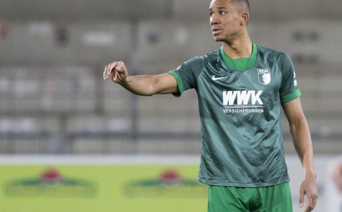 Der Augsburger Felix Uduokhai ist operiert worden. Foto: Tom Weller/dpa