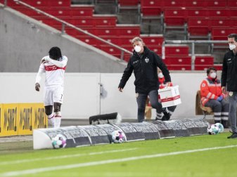 VfB-Profi Tanguy Coulibaly (l) musste gegen den VfB Stuttgart verletzungsbedingt ausgewechselt werden. Foto: Tom Weller/dpa VfB-Profi Tanguy Coulibaly (l) musste gegen den VfB Stuttgart verletzungsbedingt ausgewechselt werden. Foto: Tom Weller/dpa