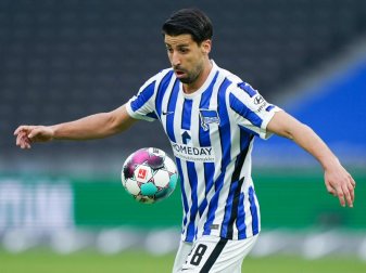 Sein Einsatz bleibt nach einer Wadenverhärtung fraglich: Hertha-Spieler Sami Khedira. Foto: Michael Sohn/AP Pool/dpa Sein Einsatz bleibt nach einer Wadenverhärtung fraglich: Hertha-Spieler Sami Khedira. Foto: Michael Sohn/AP Pool/dpa
