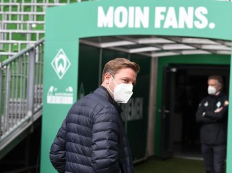 Werders Trainer Florian Kohfeldt (l) geht aus dem Innenraumbereich in die Kabine, im Hintergrund steht Geschäftsführer Frank Baumann. Foto: Carmen Jaspersen/dpa Werders Trainer Florian Kohfeldt (l) geht aus dem Innenraumbereich in die Kabine, im Hintergrund steht Geschäftsführer Frank Baumann. Foto: Carmen Jaspersen/dpa