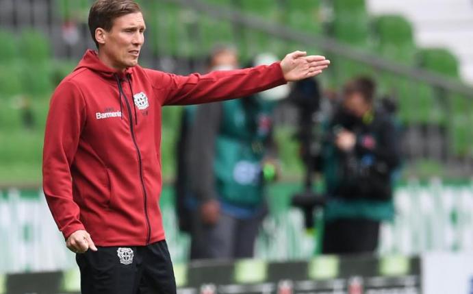 Leverkusens Trainer Hannes Wolf gestikuliert während der Partie in Bremen an der Seitenlinie. Foto: Carmen Jaspersen/dpa