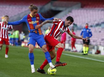 Atleticos Stefan Savic (r) und Barcelonas Antoine Griezmann liefern sich ein körperbetontes Duell um den Ball. Foto: Joan Monfort/AP/dpa Atleticos Stefan Savic (r) und Barcelonas Antoine Griezmann liefern sich ein körperbetontes Duell um den Ball. Foto: Joan Monfort/AP/dpa