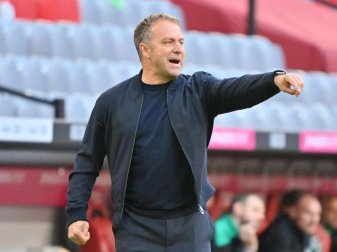 Bayern-Trainer Hansi Flick dirigiert von der Seitenlinie seine Spieler auf dem Spielfeld. Foto: Peter Kneffel/dpa-Pool/dpa Bayern-Trainer Hansi Flick dirigiert von der Seitenlinie seine Spieler auf dem Spielfeld. Foto: Peter Kneffel/dpa-Pool/dpa