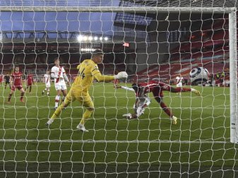 Liverpools Sadio Mane (r) erzielt den Führungstreffer für seine Mannschaft. Foto: Paul Ellis/Pool AFP/AP/dpa Liverpools Sadio Mane (r) erzielt den Führungstreffer für seine Mannschaft. Foto: Paul Ellis/Pool AFP/AP/dpa