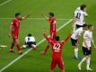 Bayern-Urgestein Thomas Müller (M) bejubelt sein Tor zum 2:0 mit Robert Lewandowski und Jamal Musiala. Foto: Matthias Schrader/AP-Pool/dpa