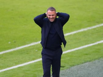 Trainer Hansi Flick wurde zum Abschied vom FC Bayern München nochmal deutscher Meister. Foto: Matthias Schrader/AP-Pool/dpa Trainer Hansi Flick wurde zum Abschied vom FC Bayern München nochmal deutscher Meister. Foto: Matthias Schrader/AP-Pool/dpa