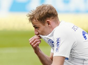 Der Schalker Timo Becker ist nach der Niederlage geknickt. Foto: Uwe Anspach/dpa