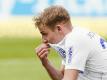 Der Schalker Timo Becker ist nach der Niederlage geknickt. Foto: Uwe Anspach/dpa