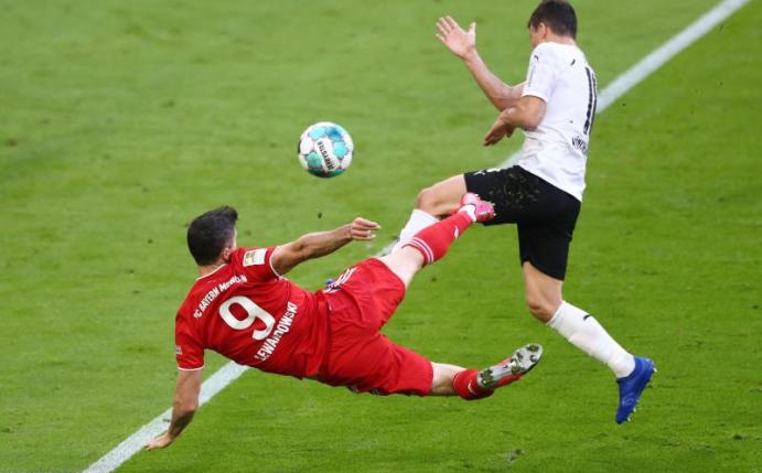 Robert Lewandowski (l) erzielte gegen Borussia Mönchengladbach das Tor zum 3:0 sehenswert per Seitfallzieher. Foto: Matthias Schrader/AP-Pool/dpa