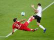 Robert Lewandowski (l) erzielte gegen Borussia Mönchengladbach das Tor zum 3:0 sehenswert per Seitfallzieher. Foto: Matthias Schrader/AP-Pool/dpa