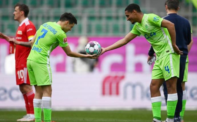 Der dreifache Torschütze Josip Brekalo (l) bekommt von Maxence Lacroix den Spielball überreicht. Foto: Swen Pförtner/dpa