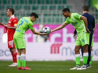 Der dreifache Torschütze Josip Brekalo (l) bekommt von Maxence Lacroix den Spielball überreicht. Foto: Swen Pförtner/dpa Der dreifache Torschütze Josip Brekalo (l) bekommt von Maxence Lacroix den Spielball überreicht. Foto: Swen Pförtner/dpa