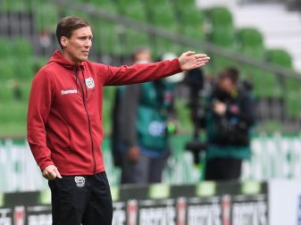 Leverkusen-Coach Hannes Wolf blieb auch in seinem 13. Auswärtsspiel als Trainer in der Fußball-Bundesliga ohne Sieg. Foto: Carmen Jaspersen/dpa Leverkusen-Coach Hannes Wolf blieb auch in seinem 13. Auswärtsspiel als Trainer in der Fußball-Bundesliga ohne Sieg. Foto: Carmen Jaspersen/dpa