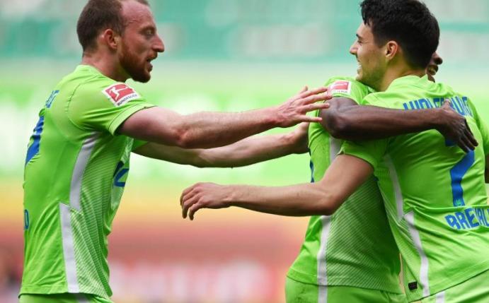 Maximilian Arnold (l) drückt RB Leipzig im Pokalfinale die Daumen. Foto: Swen Pförtner/dpa