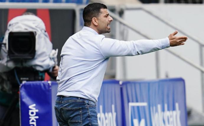 Schalke setzt weiter auf Trainer Dimitrios Grammozis. Foto: Uwe Anspach/dpa