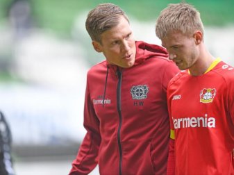 Leverkusens Trainer Hannes Wolf (l) spricht mit Daley Sinkgraven auf dem Weg in die Halbzeit. Foto: Carmen Jaspersen/dpa Leverkusens Trainer Hannes Wolf (l) spricht mit Daley Sinkgraven auf dem Weg in die Halbzeit. Foto: Carmen Jaspersen/dpa