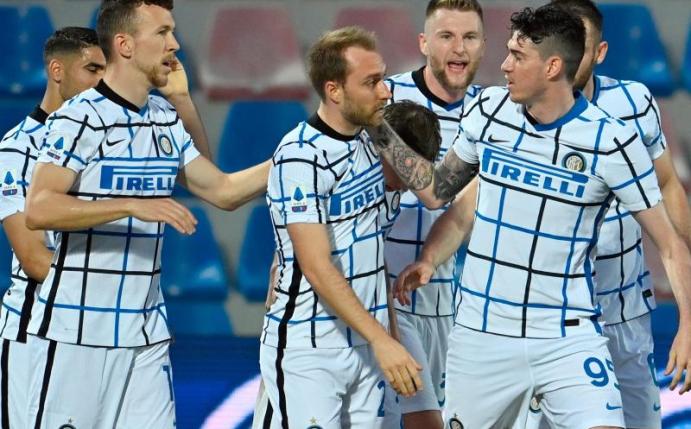 Inters Christian Eriksen (M) feiert mit seinen Teamkollegen nach einem Tor. Foto: Francesco Mazzitello/LaPresse/AP/dpa